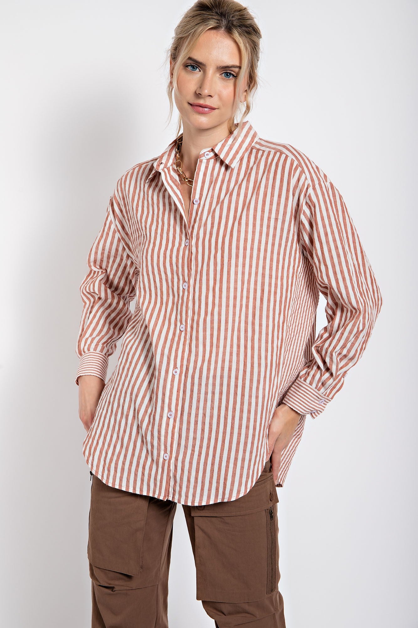 WOMEN'S MIXED STRIPE BUTTON DOWN OVERSIZED SHIRT in MUSHROOM