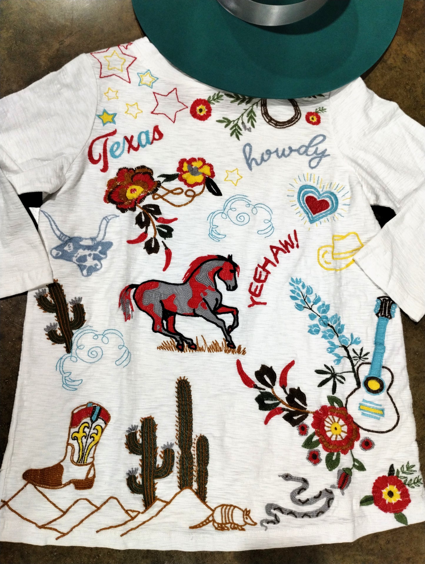 3/4 SLEEVE "TEXAS" EMBROIDERED TOP in WHITE